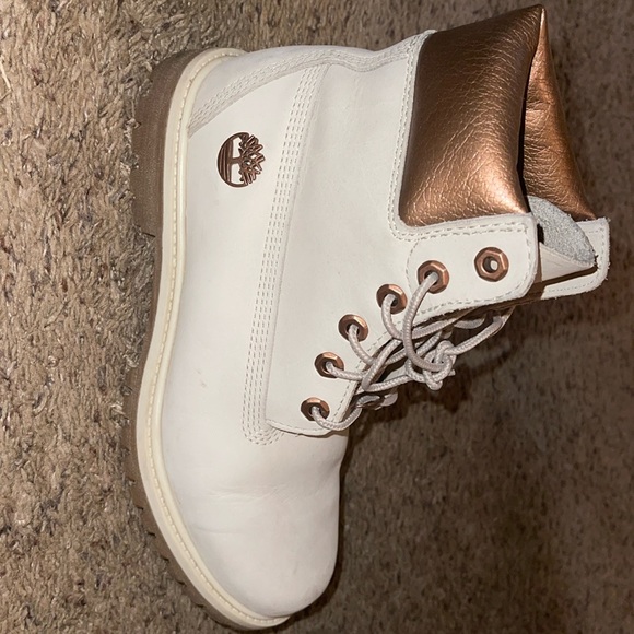 Women’s size 8 timberlands. Lightly worn. Rose gold accents. - Picture 2 of 4